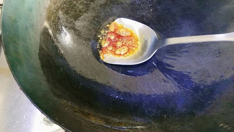 红烧鸡块,记住,不管是白糖还是冰糖,一定要用小火。慢慢的,变成了漂亮的琥珀色。