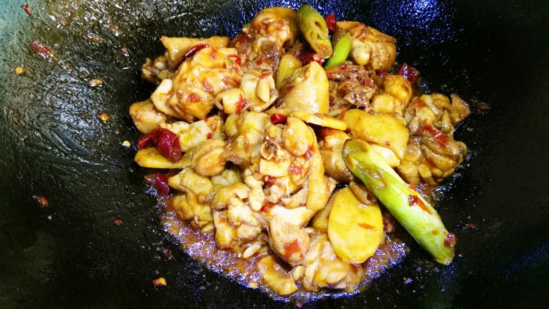 红烧鸡块,继续翻炒,豆瓣己炒出红色。放入<a style='color:red;display:inline-block;' href='/shicai/ 788'>生抽</a>。