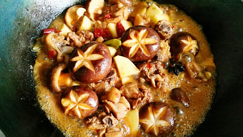 红烧鸡块,大约四五分钟后土豆和香菇都软塌啦!所有的食材基本上快熟啦,这时候就可以大火收汁、大火收汁啦。