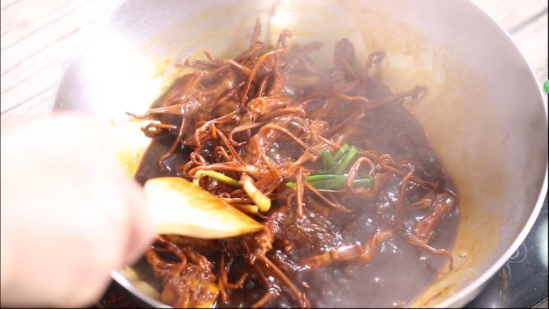 酱鸭舌,期间注意翻炒，防止水份蒸发，粘锅