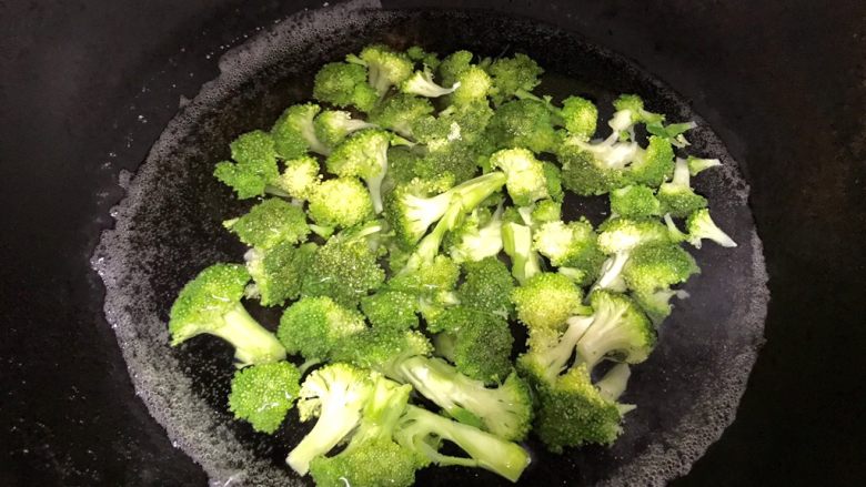 西蓝花炒鸡蛋火腿,锅里加冷水烧开,放入洗净的西蓝花焯水,水中加入少许的盐让其保持新鲜的绿色。西蓝花变翠绿色即可捞出,放入冷水中浸泡备用