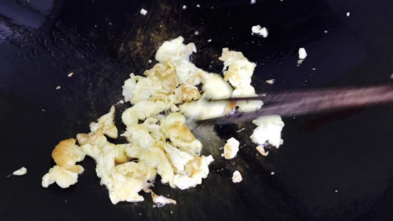 西蓝花炒鸡蛋火腿,用筷子快速地把蛋液分散开来,捞出备用