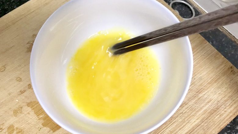 西蓝花炒鸡蛋火腿,<a style='color:red;display:inline-block;' href='/shicai/ 9'>鸡蛋</a>打散搅拌,加入少许的盐,真的不用加多哦,因为过后炒制的过程中还有盐的加入