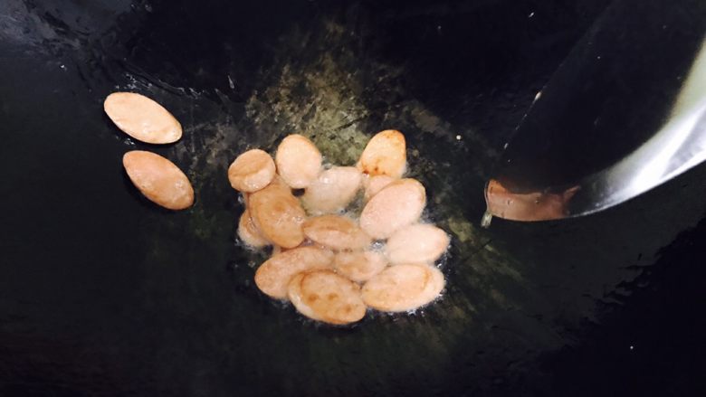 西蓝花炒鸡蛋火腿,同样的,锅中加入油,把切好的火腿肠倒进去炒香,捞出备用