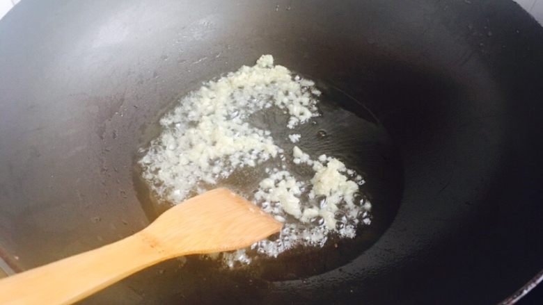 蒜香蚝油秋葵,锅中放入油(比炒菜的油要少),
油热,放入蒜末煸炒出香味……