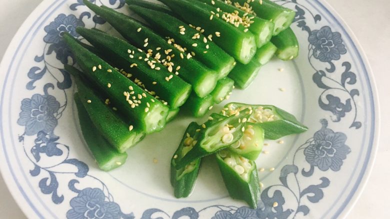 蒜香蚝油秋葵,摆成自己喜欢的样子……
可以切开摆,会比较入味……
我摆成这样是为了好看哦