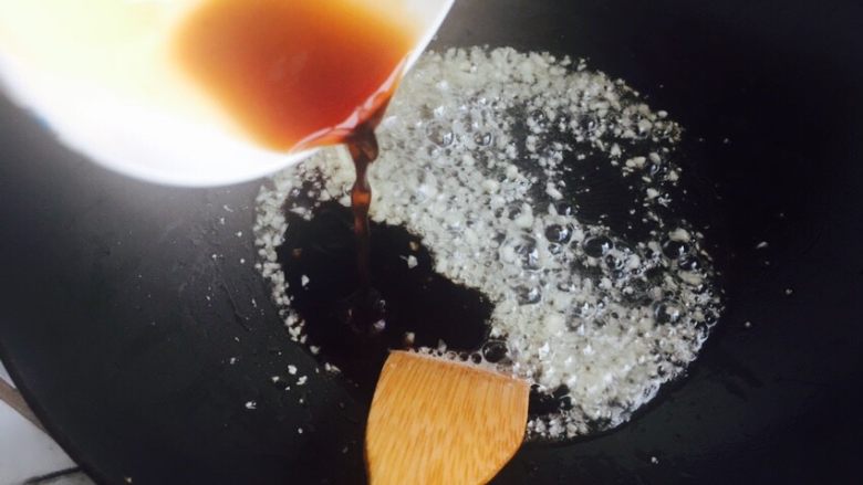 蒜香蚝油秋葵,倒入搅拌均匀好的汁……
锅中冒了小泡就可以啦(差不多二三十秒)