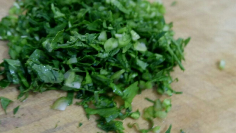 宝宝辅食 菜心肉丸汤,<a style='color:red;display:inline-block;' href='/shicai/ 3239'>菜心</a>切末
可以用其他青菜代替,如果用菠菜,最好焯水以后再切末。如果大人吃就可以不用切这么碎