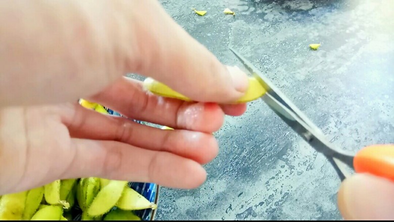 水煮双毛,用剪刀吧毛豆两头剪去,可以更好入味。