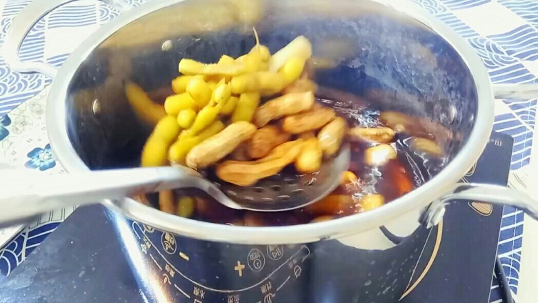 水煮双毛,时间到了之后,可以把花生和毛豆放在锅里泡几个小时,可以更好的入味。
