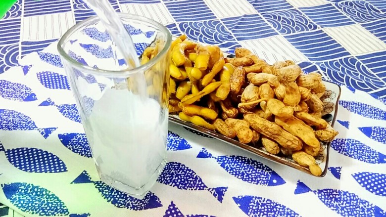 水煮双毛,装盘,倒一杯冰镇的饮料或啤酒。
