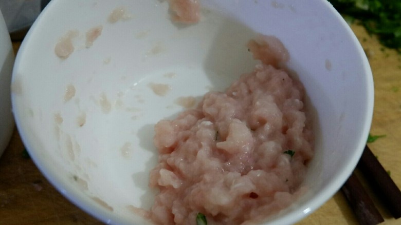 宝宝辅食 菜心肉丸汤,再淋一勺食用油油,拌匀备用