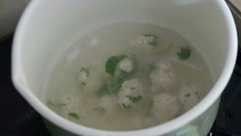 宝宝辅食 菜心肉丸汤,锅里烧水,水开以后把肉丸滚进去。滚肉丸的方法劳驾去那款三丁肉丸汤里看看,虽然那个拍的也不到位,但是凑合看吧。改天她爸周末的时候再帮忙拍张到位的。