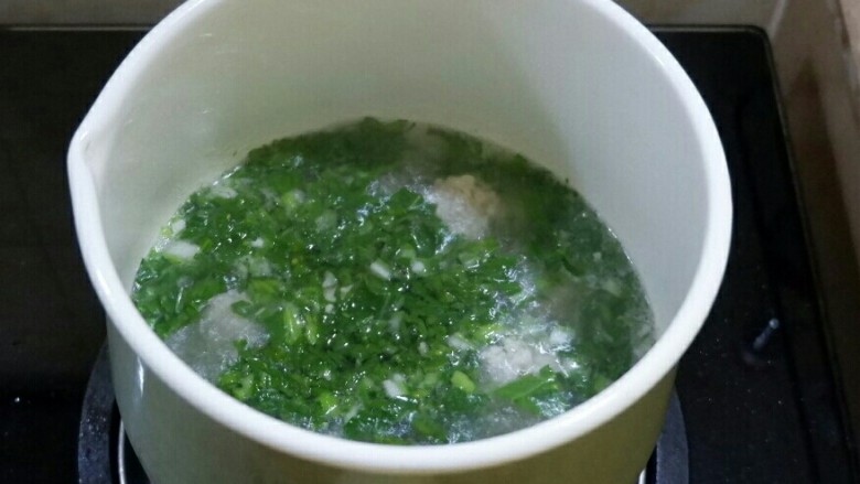 宝宝辅食 菜心肉丸汤,肉丸滚完之后把青菜末放进去,放一点点盐调味儿。宝宝吃可以多煮一会儿,青菜稍微煮软一点。