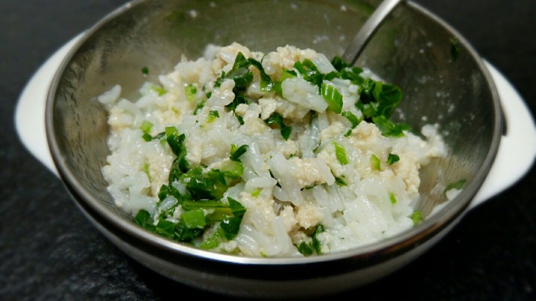 宝宝辅食 菜心肉丸汤,吃的时候给娃捞肉丸和青菜压碎拌饭就行了。吃完饭还可以喝点汤。