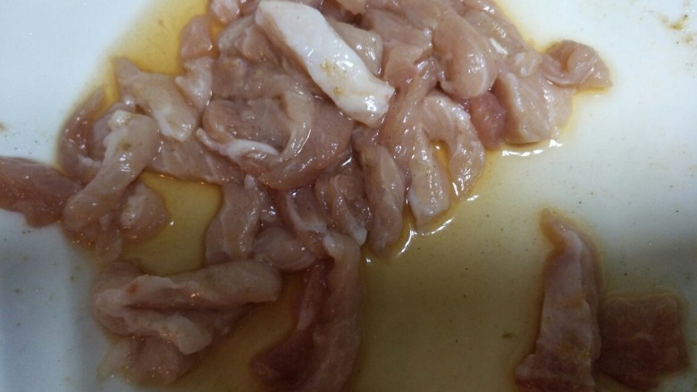 皮蛋瘦肉粥,<a style='color:red;display:inline-block;' href='/shicai/ 429'>瘦肉</a>切丝切丁均可，用<a style='color:red;display:inline-block;' href='/shicai/ 718'>料酒</a>和胡椒粉稍微腌下