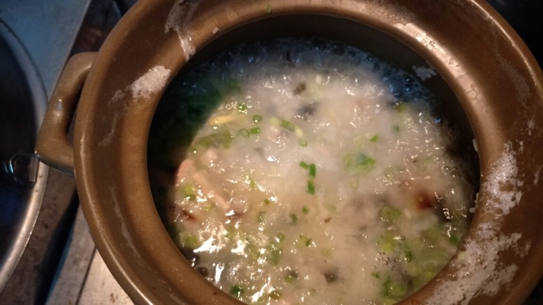 皮蛋瘦肉粥,转小火，盖上盖子，熬煮