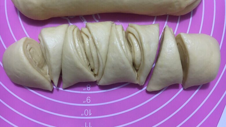花苞椰香面包,去掉两头,中间的3段再对角切开,成为三角形