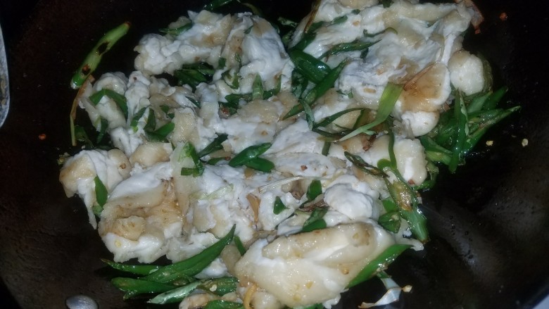 煎面,油热之后，把杭椒，大蒜，葱，姜，放入锅中，然后加入食用盐，和<a style='color:red;display:inline-block;' href='/shicai/ 692'>酱油</a>，翻炒，最后放入和好的面粉。这是刚入锅后的面，要反复的翻炒，以免糊锅