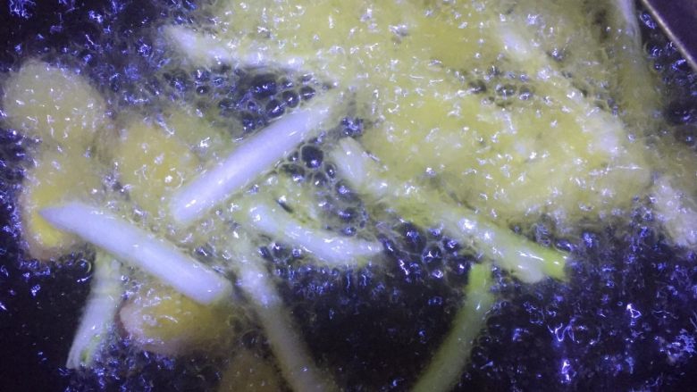 新派水煮来凤鱼,油温五成热时(有烟冒出),倒入葱姜蒜爆香