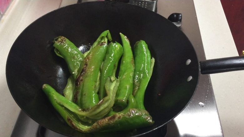 辣椒擂皮蛋,将辣椒多次翻面