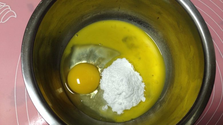 蓝莓酱夹心小蛋糕,一个全蛋加一个蛋黄,加入细砂糖