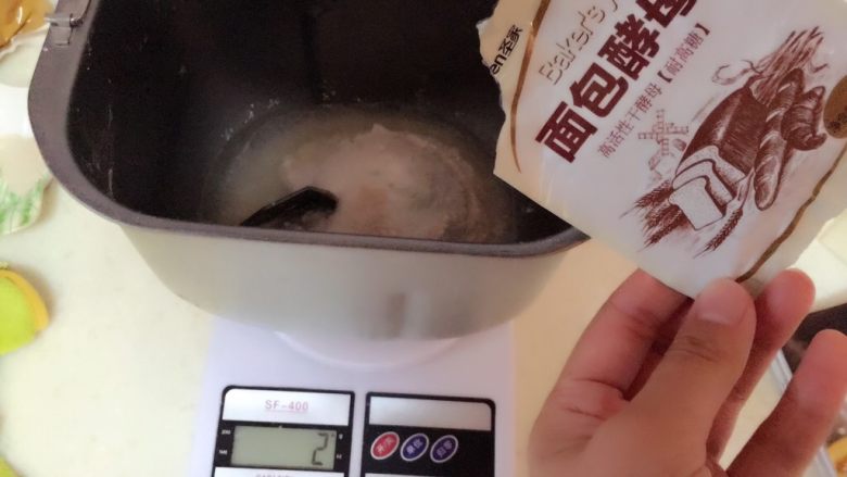 火腿披萨,放入干酵母粉