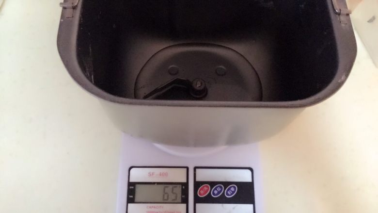 火腿披萨,面饼部分我用面包机揉面和发面,没有面包机的也可以把材料混合用手和面,现在面包桶里放入温<a style='color:red;display:inline-block;' href='/shicai/ 156925'>水</a>