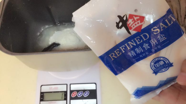 火腿披萨,放入盐
