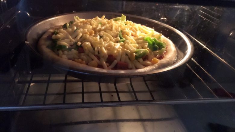 火腿披萨,这些馅料放好以后把披萨放入已经提前预热好的烤箱里200度15分钟