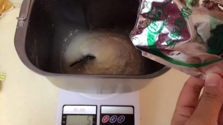 火腿披萨,放入奶粉