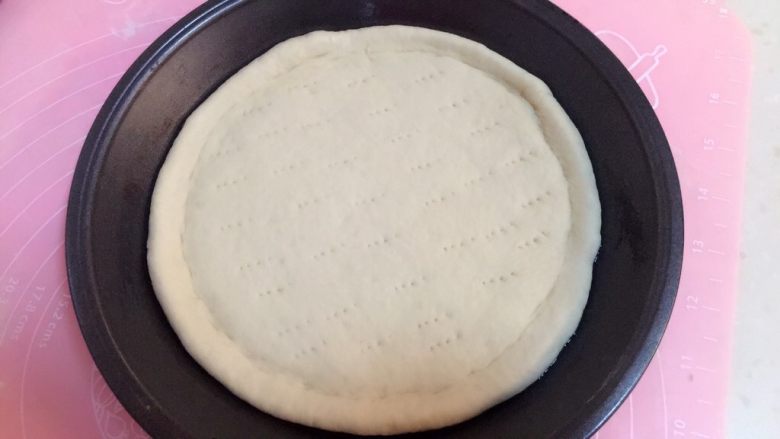 火腿披萨,然后用叉子在面饼上均匀扎上眼