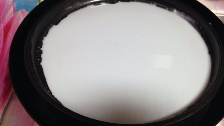 彩色简版凉皮,把盘子放入蒸架,加盖大火蒸