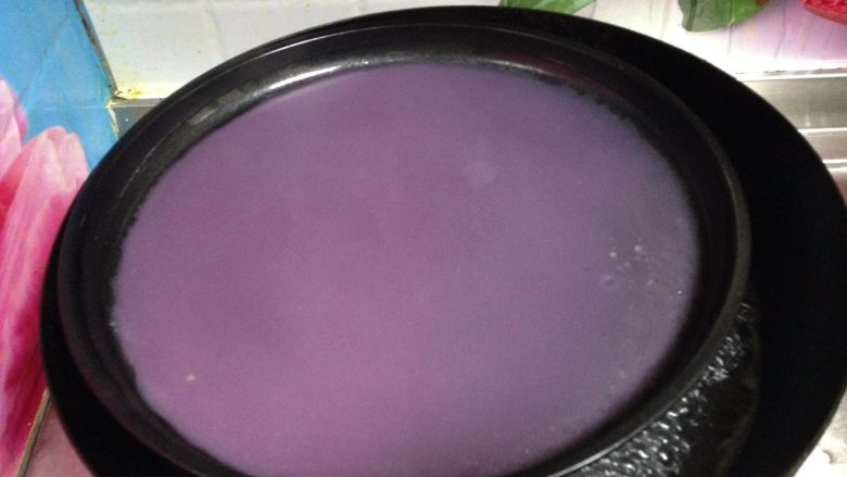 彩色简版凉皮,蒸至面皮变得透明,中间起小泡