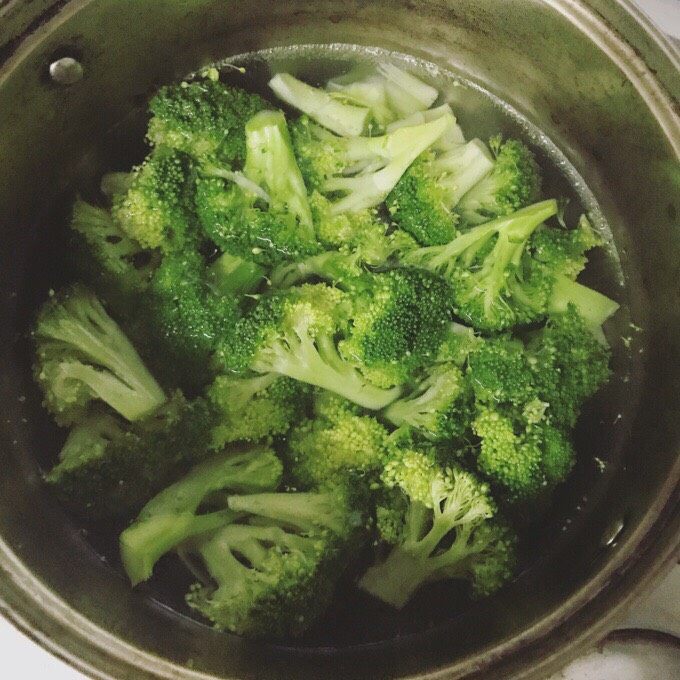 酸奶青酱蔬菜意面,西兰花.胡萝卜焯水煮7分熟,捞出沥水备用。如果想吃脆脆的西兰花就早点捞出来用冷水冲洗沥干备用。