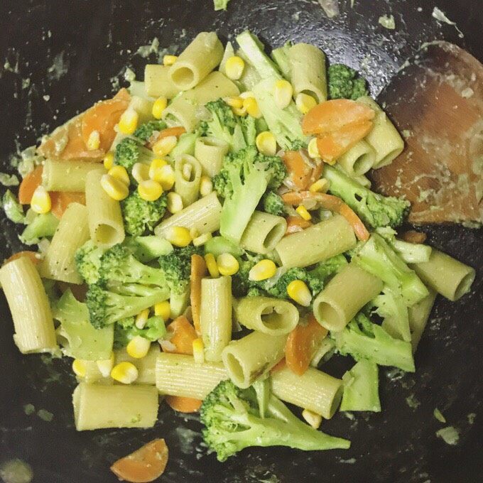 酸奶青酱蔬菜意面,转小火将所有食材和酱混合均匀后,锅中如果没有多余的水分就可以直接盛出。如果觉得淡可适当加些盐调味