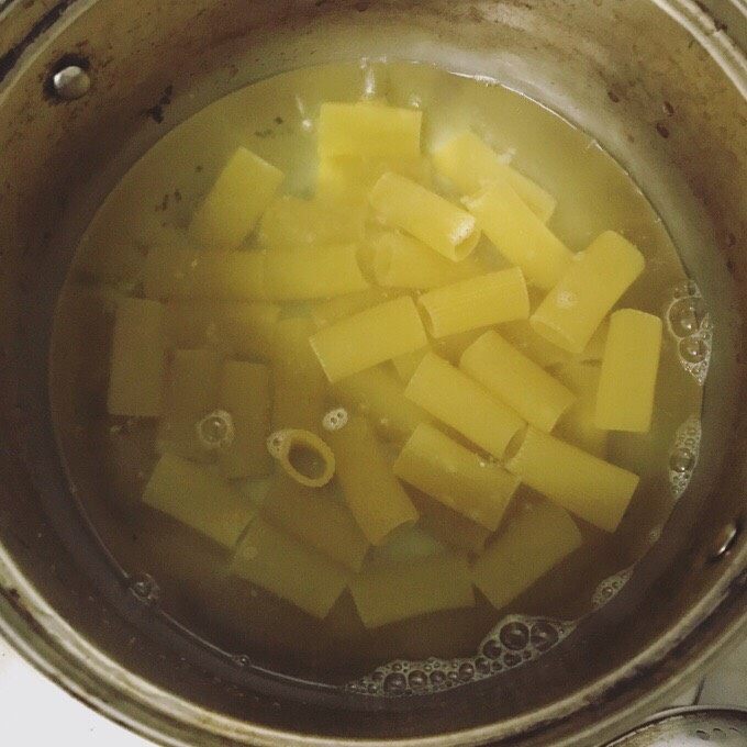 酸奶青酱蔬菜意面,意面比较难煮,煮九分熟。煮意面的时候可以同时进行下一步