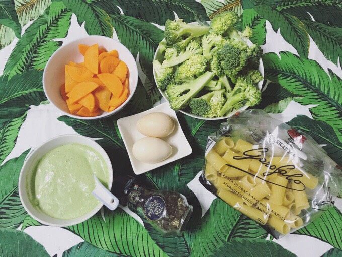 酸奶青酱蔬菜意面,做意面需要的食材有:
西兰花,胡萝卜,洋葱,意面,黑胡椒,鸡蛋,自制酸奶罗勒酱