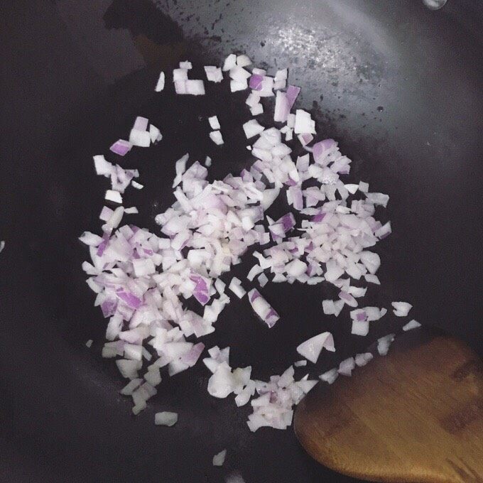 酸奶青酱蔬菜意面,锅中加少量油小火把洋葱碎煸炒出香味