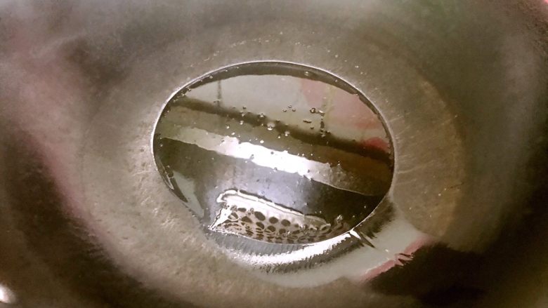 秋葵炒蛋,热锅凉油,适量。