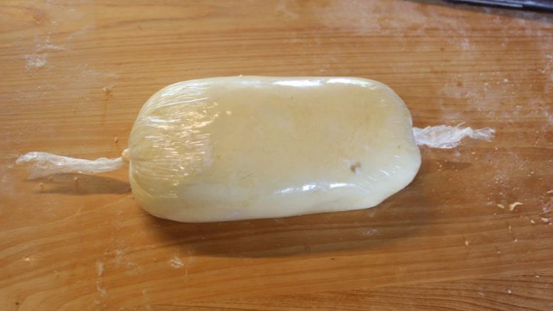 惠灵顿鸭胸,将酥皮包起,再用保鲜膜紧紧包住,放冰箱冷藏定型,等要上桌前再来烘烤。
