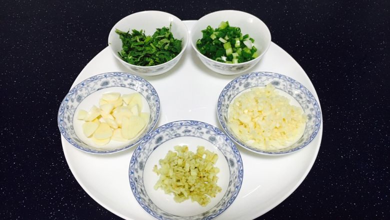 #咸味#  家乡特色茄子饭,小香葱切圈，酱切末，4粒蒜切片，4粒蒜切末，香菜切末。

