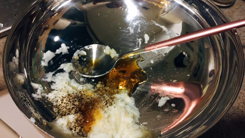 韩式鸡汤面,捞出来的洋葱扔掉,煮熟的蒜和鸡肉分开存放。
蒜用勺子碾碎,加入2茶匙<a style='color:red;display:inline-block;' href='/shicai/ 3738'>芝麻油</a>,1茶匙盐,适量黑胡椒碎,拌匀,做成蒜蓉酱。