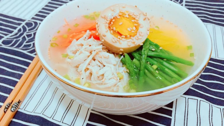 韩式鸡汤面,这碗鸡汤很清淡,冷藏后,只会有非常少的油脂浮上来,可以用吸油纸吸掉,这样鸡汤就可以做冷面啦!可以加韩国腌黄萝卜条,白灼的芦笋,鸡蛋皮切的丝,紫菜丝,胡萝卜丝,溏心蛋,各种搭配哟!