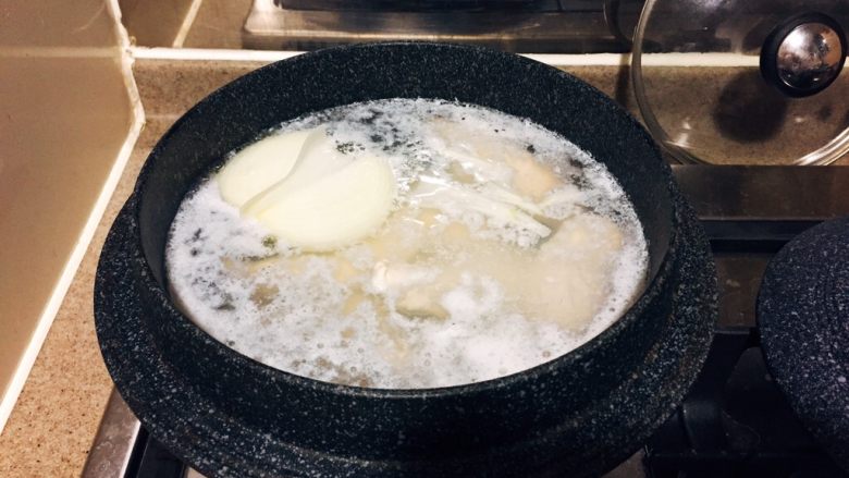 韩式鸡汤面,加大约1升水,大火煮开。煮出浮沫,就稍微调小点火,用漏斗捞出浮沫,再转大火。再出现浮沫,就调小点火,捞出浮沫。如此往复5-6次,浮沫明显减少,就转最小火,盖上锅盖,焖煮1小时。