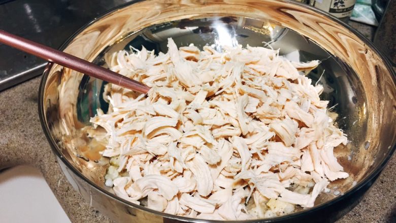 韩式鸡汤面,鸡肉不烫手了,就可以趁热上手撕,如果是鸡胸,可以全部撕成细丝;如果像小七一样用了鸡柳,可以撕成这样短一点的小块。