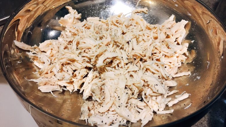 韩式鸡汤面,撕好的鸡肉加入到蒜蓉酱里,洗干净手,下手拌匀,手办的最均匀。偷偷尝一口,可好吃了!这个拌好的鸡肉,可以做好多好吃的呢,小七最后面教给你。