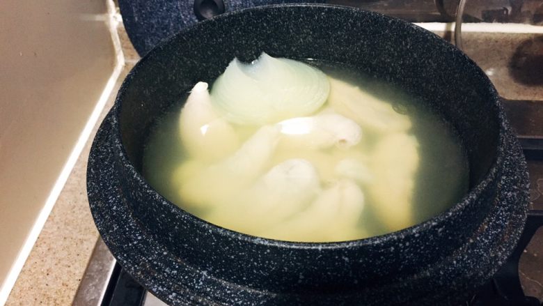 韩式鸡汤面,一小时后,关火,过滤出清鸡汤。