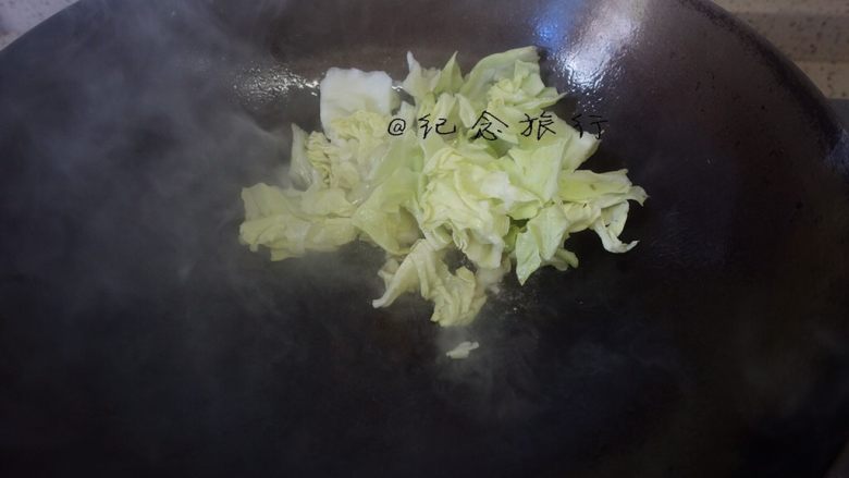 20分钟三道菜 简单又美味一看就会,放入油热后倒入青菜翻炒