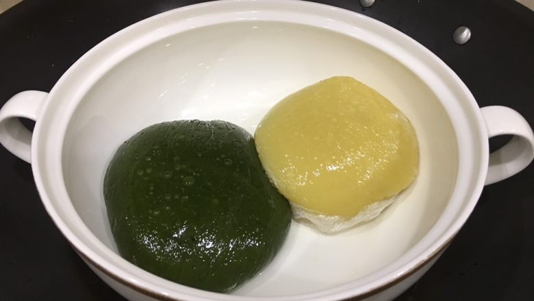 Q弹双色麻薯豆沙卷,蒸好后凉一下，但不能凉不久，会很难包起来。